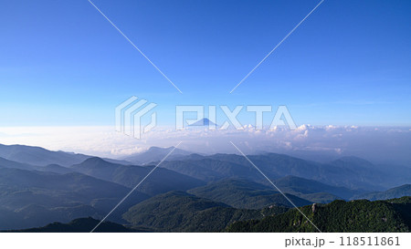雲海と山並みと富士山の絶景・金峰山より 118511861