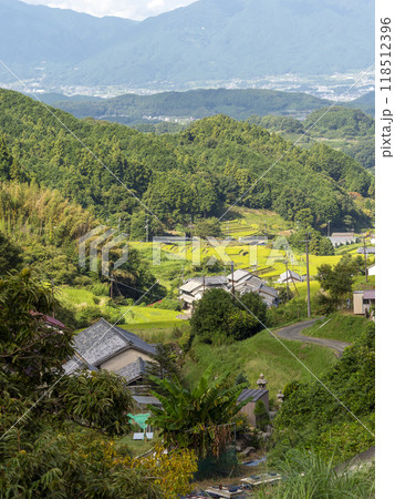 高台から見る明日香村の風景 118512396