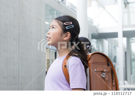 ランドセルを背負って見上げる小学生たち ランドセルを背負って見上げる小学生たち 118512717