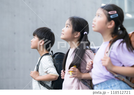 ランドセルを背負って見上げる小学生たち ランドセルを背負って見上げる小学生たち 118512721