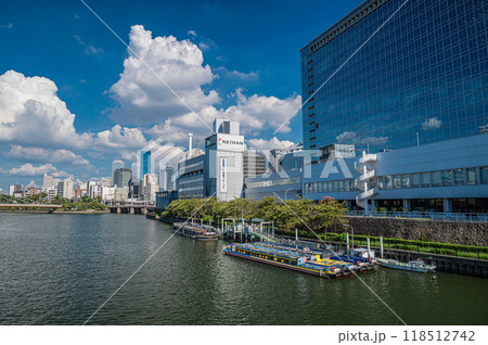 天満橋の上からの大阪市街風景 118512742