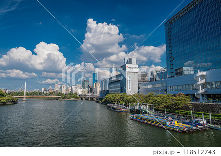 天満橋の上からの大阪市街風景 118512743