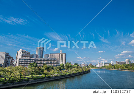 川崎橋の上から見た大川沿いの市街地風景 大阪市 川崎橋の上から見た大川沿いの市街地風景 大阪市 118512757