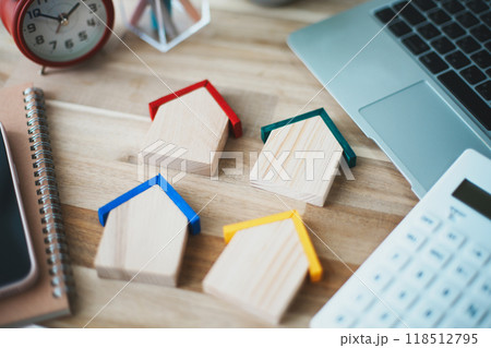 複数並んだカラフルな屋根の家とビジネスアイテム 118512795