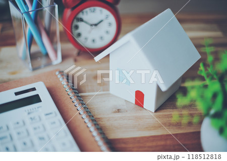 立体的な白い住宅模型と電卓と雑貨 118512818