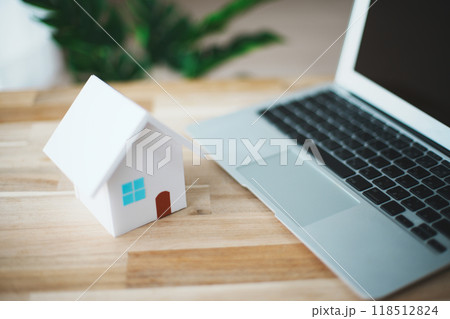 立体的な白い住宅模型と開いたノートパソコン 118512824