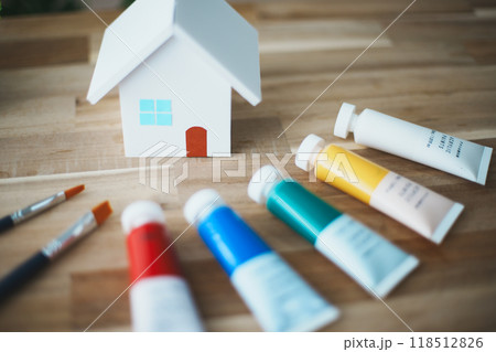 立体的な白い住宅模型とペイント 118512826