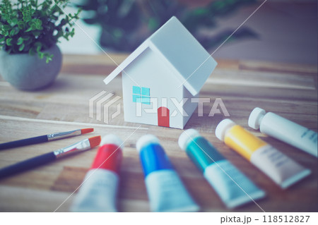 立体的な白い住宅模型とペイント 118512827