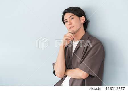 オーバーサイズシャツの男性モデル（二面性・二重人格・表裏・多重人格者） 118512877