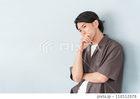オーバーサイズシャツの男性モデル(困る・考える・悩み・不安・悩み事) オーバーサイズシャツの男性モデル(困る・考える・悩み・不安・悩み事) 118512878