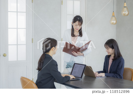 オフィスで働く若いビジネスウーマン 118512896