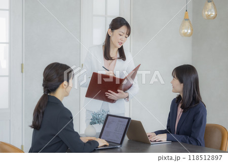 オフィスで働く若いビジネスウーマン 118512897