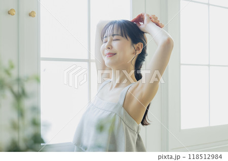 窓辺の女性 118512984