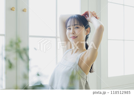窓辺の女性 窓辺の女性 118512985