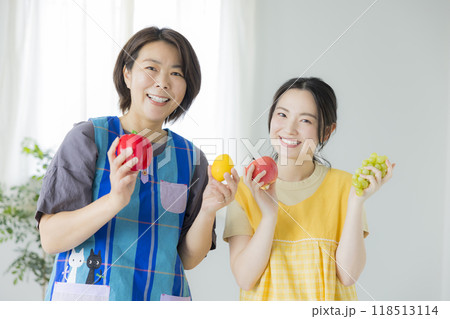 2人の保育士 118513114