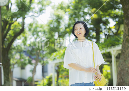 屋外を歩くミドル女性のビューティイメージ  118513139