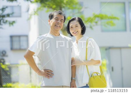 散歩するシニア夫婦 118513153