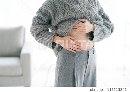 自分のお腹を触る女性 自分のお腹を触る女性 118513241