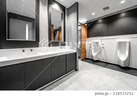 オフィスビルの清潔な公衆トイレ 118513252