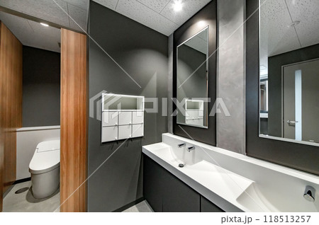 オフィスビルの清潔な公衆トイレ 118513257