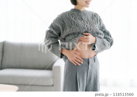 自分のお腹をさわる女性 自分のお腹をさわる女性 118513560
