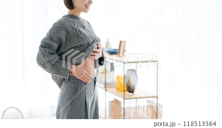 自分のお腹をさわる女性 自分のお腹をさわる女性 118513564