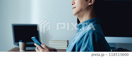 パソコンの前で悩む男性 118513600