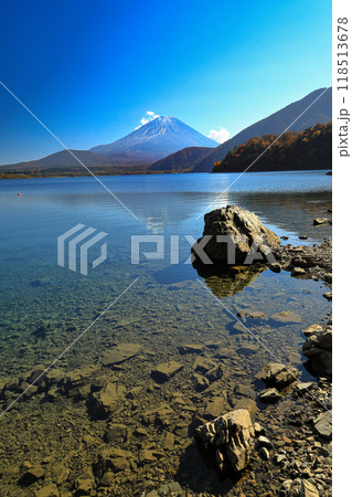 本栖湖の湖畔より望む夏富士　山梨県河口湖町本栖 118513678