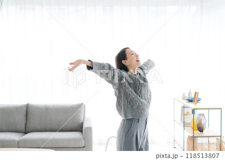 自宅でストレッチをする30代女性 118513807