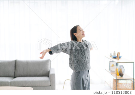 自宅でストレッチをする30代女性 自宅でストレッチをする30代女性 118513808