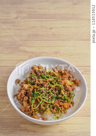 豆苗と挽き肉の丼 豆苗と挽き肉の丼 118513912