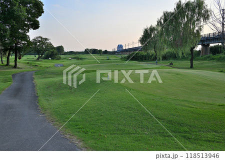 JR線路脇のゴルフ場 　　　 118513946