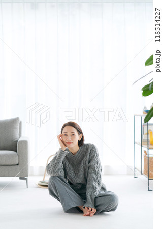 部屋でリラックスするミドルの女性 部屋でリラックスするミドルの女性 118514227