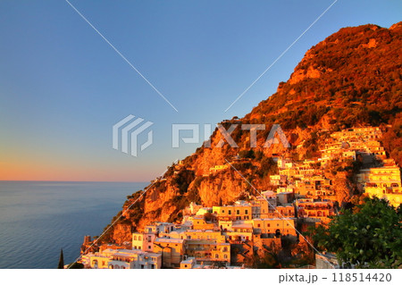 南欧イタリア共和国カンパニア州サレルノ県　ティレニア海沿岸の世界遺産アマルフィ海岸ポジターノの夜明け 118514420