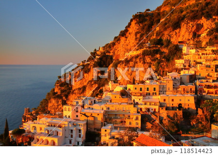南欧イタリア共和国カンパニア州サレルノ県　ティレニア海沿岸の世界遺産アマルフィ海岸ポジターノの夜明け 118514423