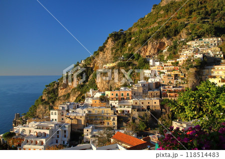 南欧イタリア共和国カンパニア州サレルノ県　ティレニア海沿岸の世界遺産アマルフィ海岸ポジターノの街並み 118514483