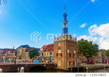Picturesque landscape with a view of the excise tower in the city of Alkmaar Picturesque landscape with a view of the excise tower in the city of Alkmaar 118514601