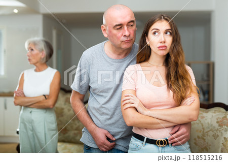 Husband calms wife after quarrel with mother-in-law 118515216