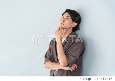 オーバーサイズシャツの男性モデル（目線・目力・視線・クール） 118515237