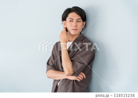 オーバーサイズシャツの男性モデル(目線・目力・視線・クール) オーバーサイズシャツの男性モデル(目線・目力・視線・クール) 118515238