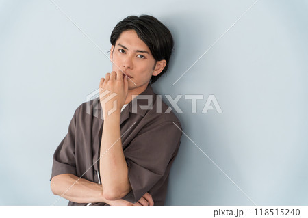 オーバーサイズシャツの男性モデル（二面性・二重人格・表裏・多重人格者） 118515240