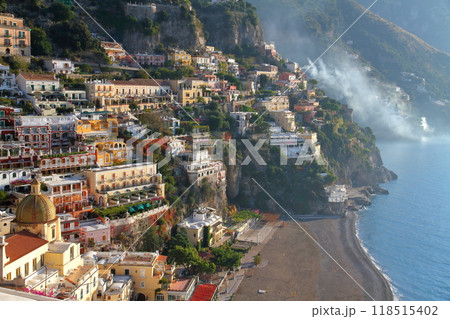 南欧イタリア共和国カンパニア州サレルノ県　世界遺産アマルフィ海岸ポジターノの街並みと海からの朝霧 118515402