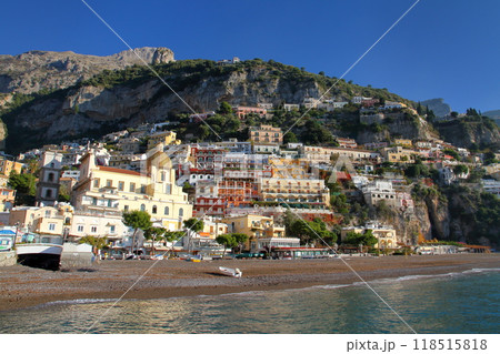 南欧イタリア共和国カンパニア州サレルノ県　世界遺産アマルフィ海岸ポジターノの街並みとシンボル的な教会 118515818