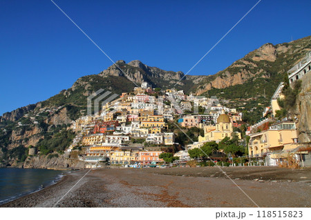 南欧イタリア共和国カンパニア州サレルノ県　世界遺産アマルフィ海岸ポジターノの街並みとシンボル的な教会 118515823