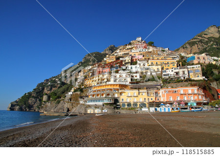 南欧イタリア共和国カンパニア州サレルノ県　ティレニア海沿岸の世界遺産アマルフィ海岸ポジターノの街並み 118515885