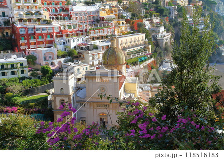 南欧イタリア共和国カンパニア州サレルノ県 世界遺産アマルフィ海岸ポジターノの街並みとシンボル的な教会 南欧イタリア共和国カンパニア州サレルノ県 世界遺産アマルフィ海岸ポジターノの街並みとシンボル的な教会 118516183