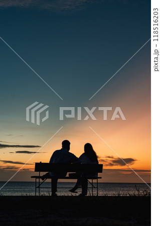 夕焼けとカップル 118516203