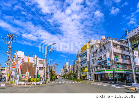 日本の東京都市景観 9月。東急電鉄 用賀駅 東口前などを望む 日本の東京都市景観 9月。東急電鉄 用賀駅 東口前などを望む 118516388