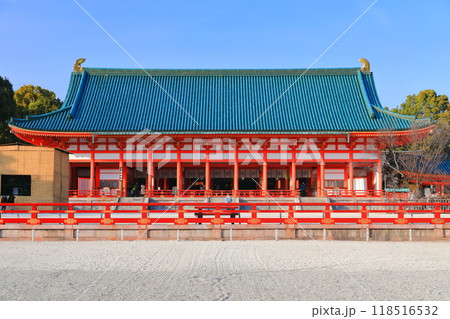 【京都府】快晴の平安神宮（外拝殿） 118516532