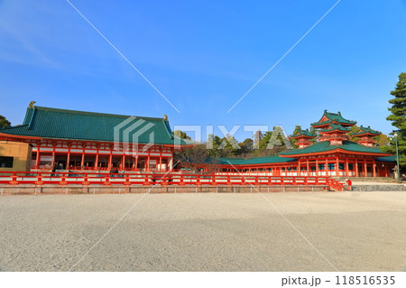 【京都府】快晴の平安神宮（外拝殿と蒼龍楼） 118516535